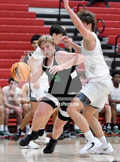 Thumbnail 1 in St. Mary's vs. De La Salle (Fr. Barry Christmas Classic) photogallery.