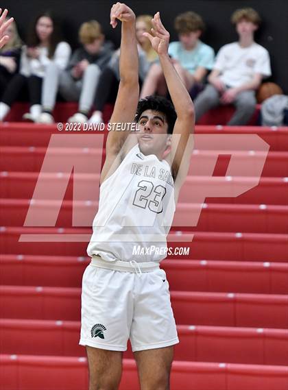Thumbnail 2 in St. Mary's vs. De La Salle (Fr. Barry Christmas Classic) photogallery.