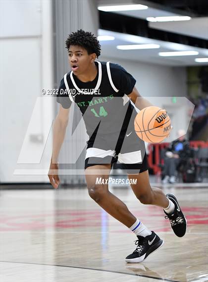 Thumbnail 3 in St. Mary's vs. De La Salle (Fr. Barry Christmas Classic) photogallery.