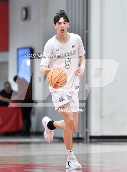 Thumbnail 1 in St. Mary's vs. De La Salle (Fr. Barry Christmas Classic) photogallery.