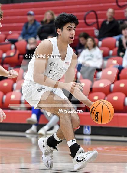 Thumbnail 1 in St. Mary's vs. De La Salle (Fr. Barry Christmas Classic) photogallery.