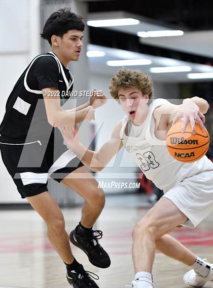 Thumbnail 1 in St. Mary's vs. De La Salle (Fr. Barry Christmas Classic) photogallery.