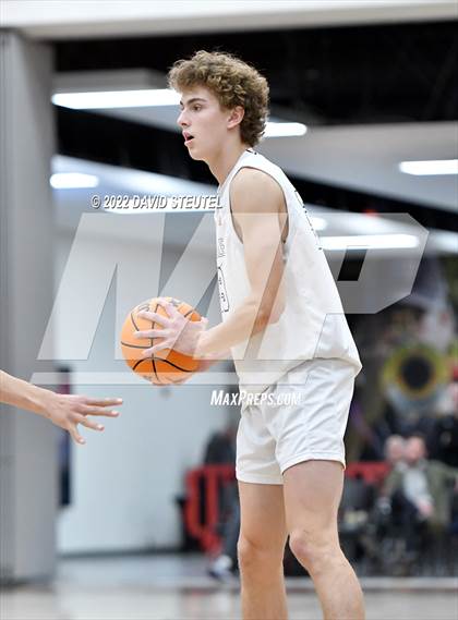 Thumbnail 2 in St. Mary's vs. De La Salle (Fr. Barry Christmas Classic) photogallery.
