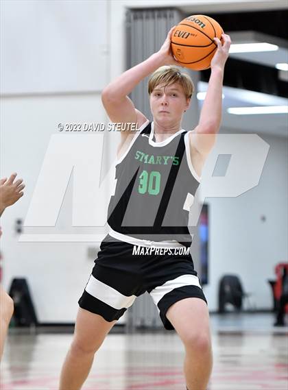 Thumbnail 2 in St. Mary's vs. De La Salle (Fr. Barry Christmas Classic) photogallery.