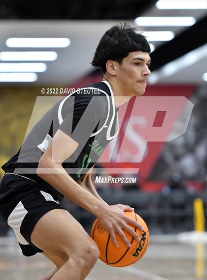 Thumbnail 1 in St. Mary's vs. De La Salle (Fr. Barry Christmas Classic) photogallery.