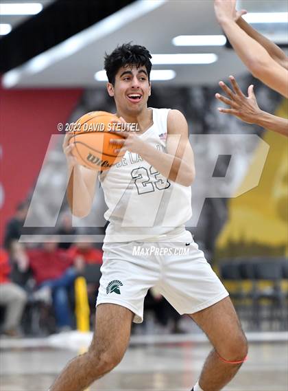 Thumbnail 1 in St. Mary's vs. De La Salle (Fr. Barry Christmas Classic) photogallery.