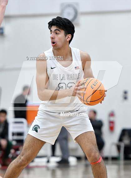 Thumbnail 1 in St. Mary's vs. De La Salle (Fr. Barry Christmas Classic) photogallery.