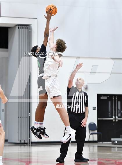 Thumbnail 1 in St. Mary's vs. De La Salle (Fr. Barry Christmas Classic) photogallery.