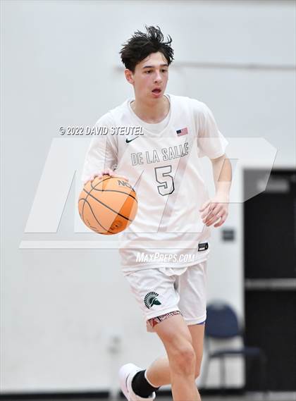 Thumbnail 2 in St. Mary's vs. De La Salle (Fr. Barry Christmas Classic) photogallery.
