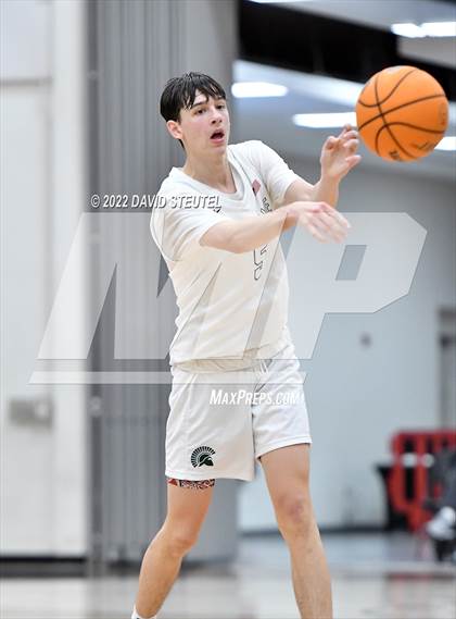 Thumbnail 2 in St. Mary's vs. De La Salle (Fr. Barry Christmas Classic) photogallery.