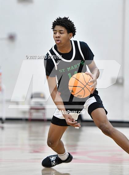 Thumbnail 1 in St. Mary's vs. De La Salle (Fr. Barry Christmas Classic) photogallery.