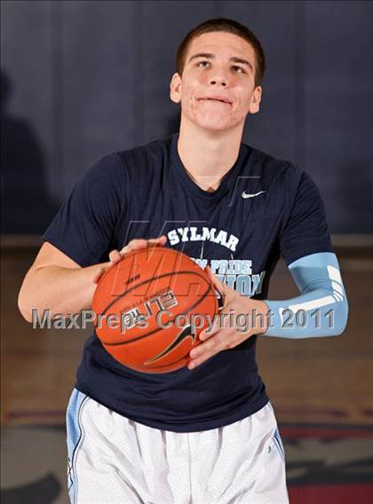 Thumbnail 2 in Bellarmine-Jefferson vs. Sylmar (Bell-Jeff Holiday Classic) photogallery.