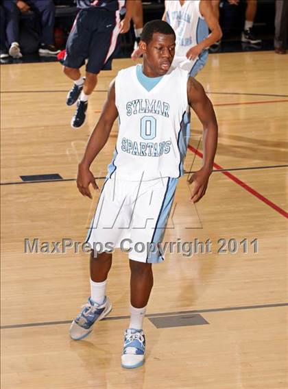 Thumbnail 3 in Bellarmine-Jefferson vs. Sylmar (Bell-Jeff Holiday Classic) photogallery.