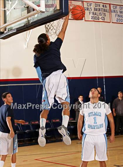 Thumbnail 3 in Bellarmine-Jefferson vs. Sylmar (Bell-Jeff Holiday Classic) photogallery.