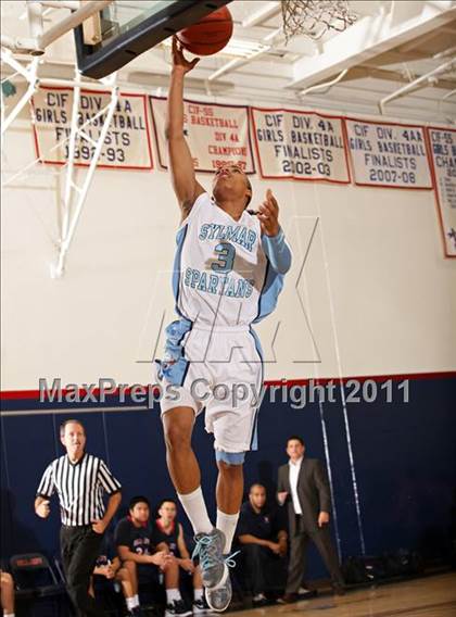 Thumbnail 2 in Bellarmine-Jefferson vs. Sylmar (Bell-Jeff Holiday Classic) photogallery.