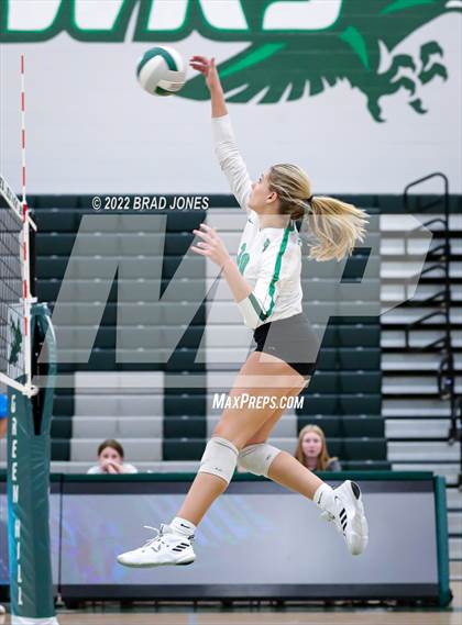 Thumbnail 1 in Green Hill vs. Lebanon (TSSAA District 9-AAA Final) photogallery.