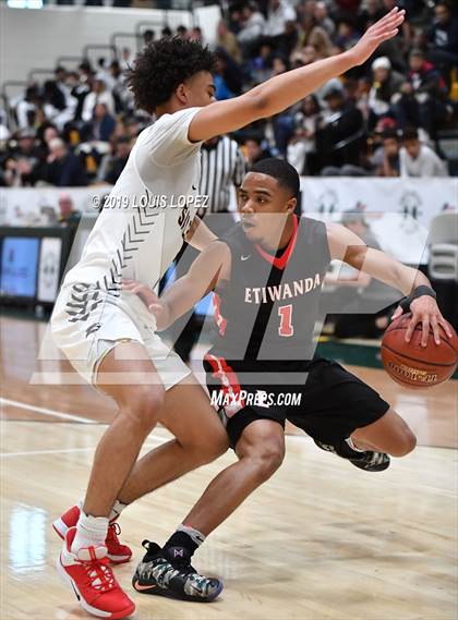 Thumbnail 2 in Salesian College Preparatory vs. Etiwanda (The Classic at Damien) photogallery.