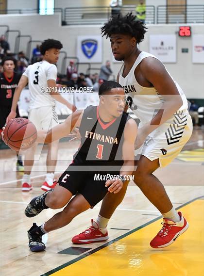 Thumbnail 2 in Salesian College Preparatory vs. Etiwanda (The Classic at Damien) photogallery.