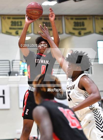 Thumbnail 3 in Salesian College Preparatory vs. Etiwanda (The Classic at Damien) photogallery.