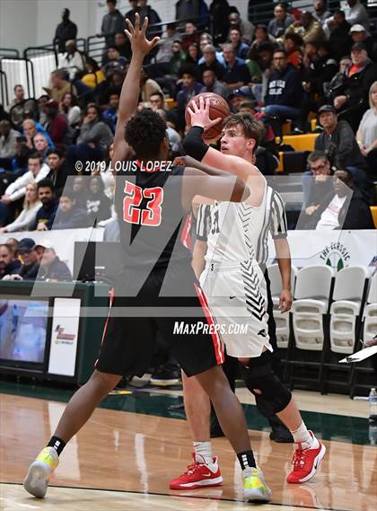 Thumbnail 2 in Salesian College Preparatory vs. Etiwanda (The Classic at Damien) photogallery.