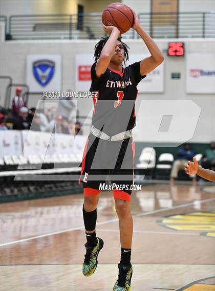 Thumbnail 1 in Salesian College Preparatory vs. Etiwanda (The Classic at Damien) photogallery.