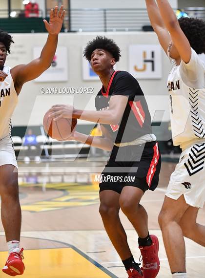 Thumbnail 2 in Salesian College Preparatory vs. Etiwanda (The Classic at Damien) photogallery.