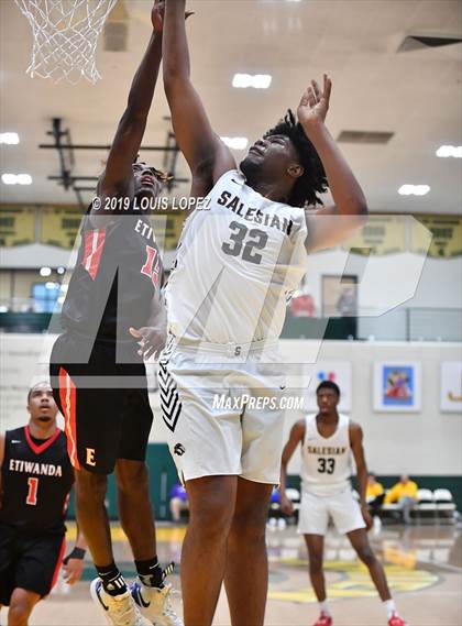 Thumbnail 2 in Salesian College Preparatory vs. Etiwanda (The Classic at Damien) photogallery.