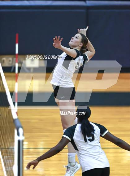 Thumbnail 3 in Foster vs. Stratford (UIL 6A D2 Girls Volleyball  Area) photogallery.