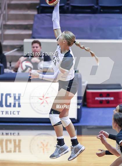 Thumbnail 2 in Foster vs. Stratford (UIL 6A D2 Girls Volleyball  Area) photogallery.