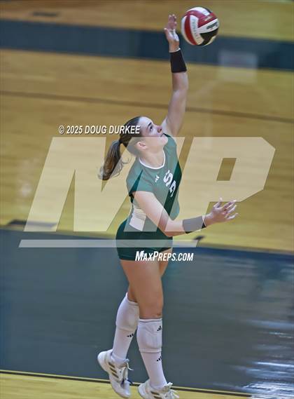 Thumbnail 2 in Foster vs. Stratford (UIL 6A D2 Girls Volleyball  Area) photogallery.