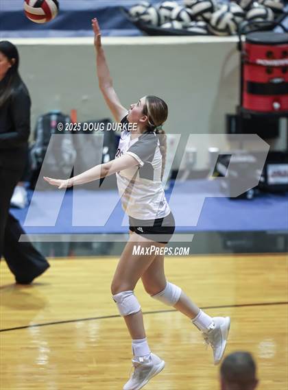 Thumbnail 1 in Foster vs. Stratford (UIL 6A D2 Girls Volleyball  Area) photogallery.
