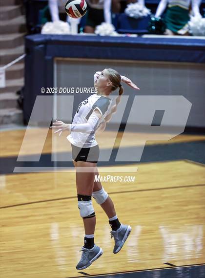 Thumbnail 1 in Foster vs. Stratford (UIL 6A D2 Girls Volleyball  Area) photogallery.