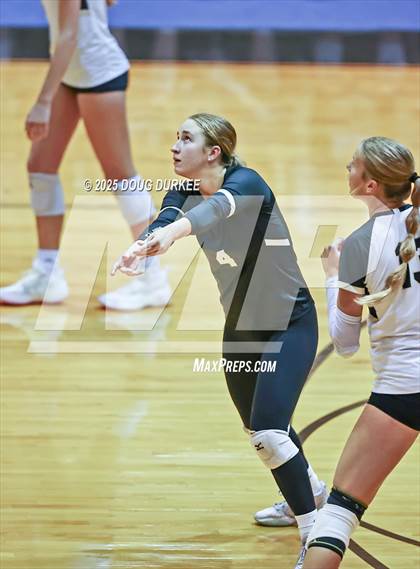 Thumbnail 3 in Foster vs. Stratford (UIL Volleyball 6A D2 Area) photogallery.