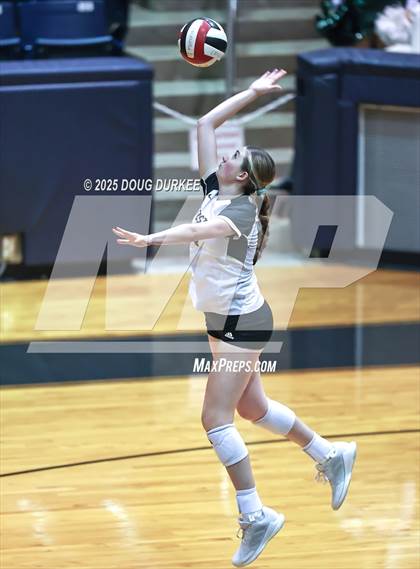 Thumbnail 1 in Foster vs. Stratford (UIL 6A D2 Girls Volleyball  Area) photogallery.