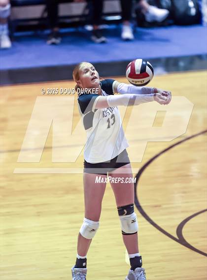 Thumbnail 2 in Foster vs. Stratford (UIL 6A D2 Girls Volleyball  Area) photogallery.