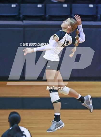Thumbnail 3 in Foster vs. Stratford (UIL 6A D2 Girls Volleyball  Area) photogallery.