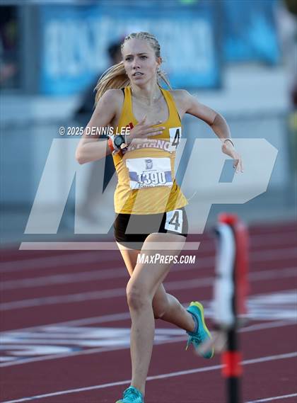 Thumbnail 2 in Halden Invitational - 800 Meter photogallery.
