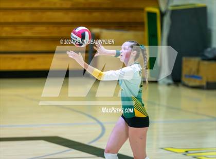 Thumbnail 1 in Oak Park @ Moorpark photogallery.