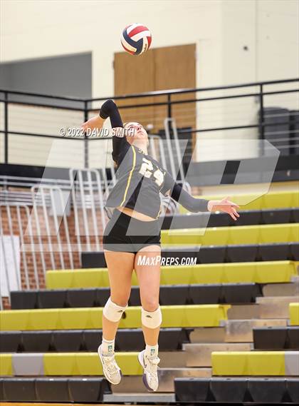Thumbnail 3 in St. Teresa's Academy vs. Lee's Summit West (MSHSAA Class 5 District Championship) photogallery.