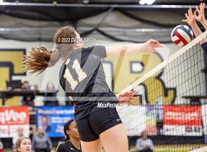 Thumbnail 3 in St. Teresa's Academy vs. Lee's Summit West (MSHSAA Class 5 District Championship) photogallery.