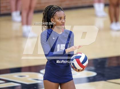 Thumbnail 2 in St. Teresa's Academy vs. Lee's Summit West (MSHSAA Class 5 District Championship) photogallery.