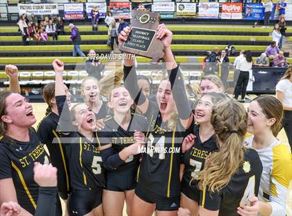 Thumbnail 3 in St. Teresa's Academy vs. Lee's Summit West (MSHSAA Class 5 District Championship) photogallery.