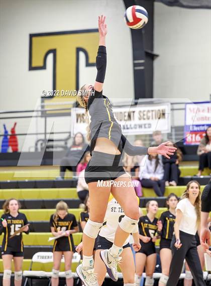 Thumbnail 2 in St. Teresa's Academy vs. Lee's Summit West (MSHSAA Class 5 District Championship) photogallery.
