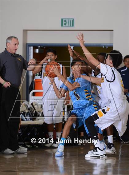 Thumbnail 3 in Los Osos vs Cabrillo (MaxPreps Holiday Classic) photogallery.