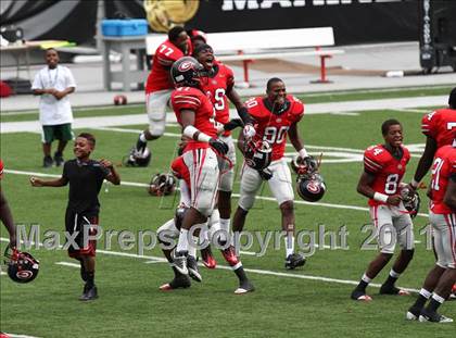 Thumbnail 2 in Dwyer vs. Glenville (Kirk Herbstreit National Kickoff Classic) photogallery.