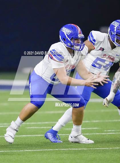 Thumbnail 1 in DeSoto vs. Duncanville (UIL 6A D1 Quarterfinals Playoff) photogallery.