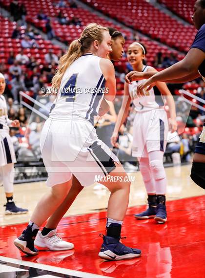 Thumbnail 2 in Bonita Vista vs. Mater Dei Catholic (CIF SDS D1 Final) photogallery.