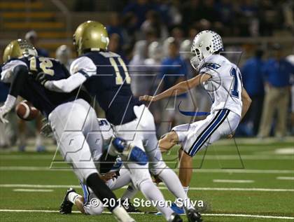 Thumbnail 2 in La Jolla Country Day vs. Vincent Memorial (CIF SDS D5 Final) photogallery.