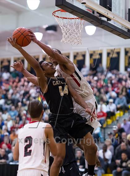 Thumbnail 3 in New Castle vs. Gateway (PIAA Class AAAA Playoff - Round 1) photogallery.