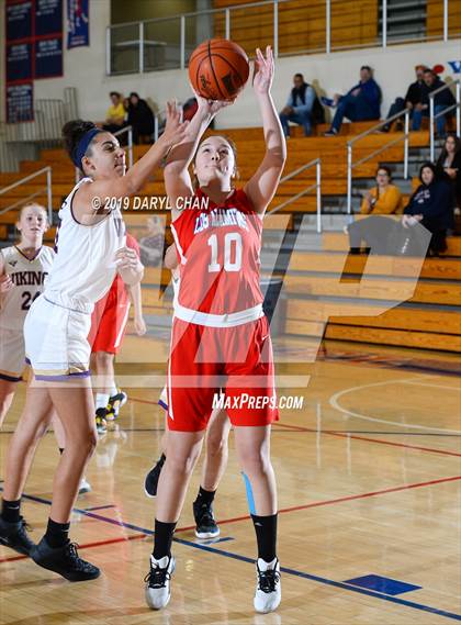 Thumbnail 2 in Los Alamitos vs Valencia photogallery.